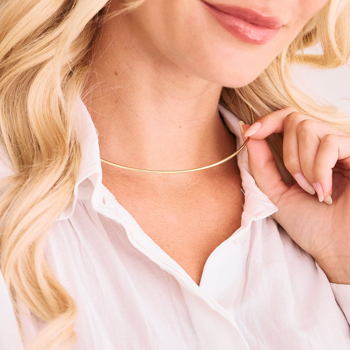 gold wire necklace on women&
